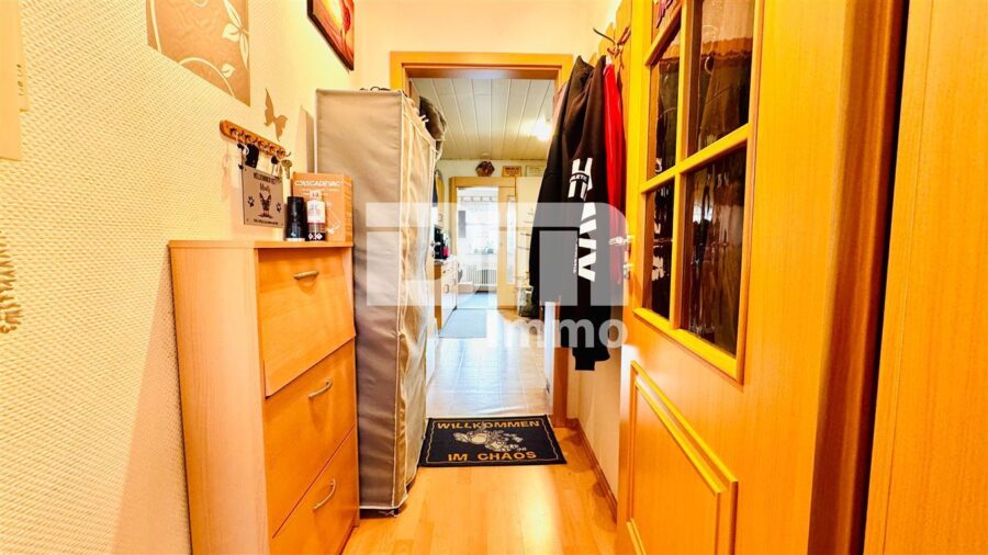 (Reserviert)!!!Umfassend saniertes Ein-/Zweifamilienhaus + Carport, PV-Anlage, Speicher, Wallbox - OG / DG Flur / Diele / Windfang